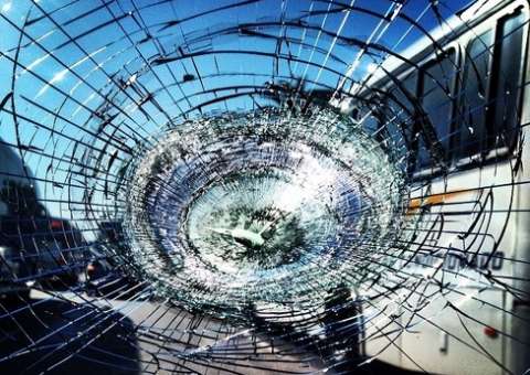 Carro de Malvino Salvador é atingido por bola de golfe