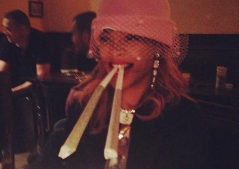 Rihanna é clicada fumando dois cigarros enormes de maconha