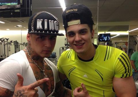  Musculoso, Luan Santana posa com 'Rei do Camarote'