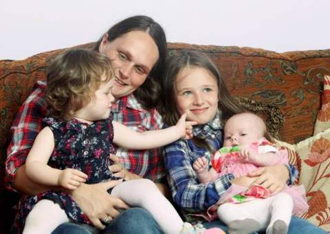 Menina aos 9 anos já fez dois partos da mãe