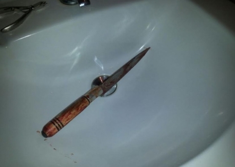 Jovem é morta a facadas pelo marido na frente da filha