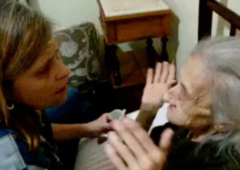 Emocionante: Filha cuida de mãe com Alzheimer