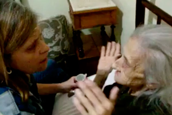 Emocionante: Filha cuida de mãe com Alzheimer