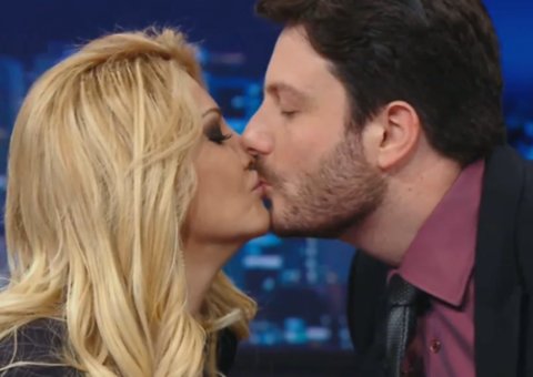 Após revelar que está namorando, Danilo Gentili beija Fontenelle