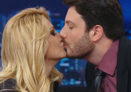 Após revelar que está namorando, Danilo Gentili beija Fontenelle