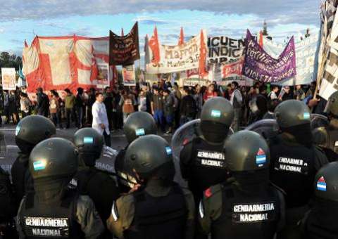Greve geral paralisa Argentina contra inflação e insegurança