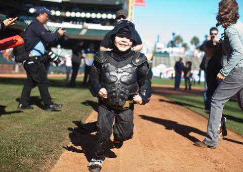Garoto com leucemia realiza sonho e se transforma em Batman por 1 dia em San Francisco