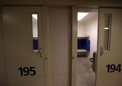 Mulher inocente libertada nos EUA após 32 anos de prisão