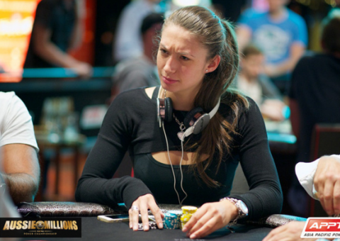 Jogadora de pôker é punida por causa dos seios