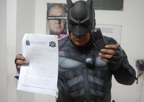 Homem vestido de ‘Batman’ prende bandido em São Paulo