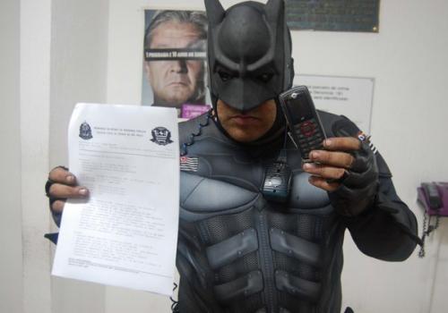 Homem vestido de ‘Batman’ prende bandido em São Paulo
