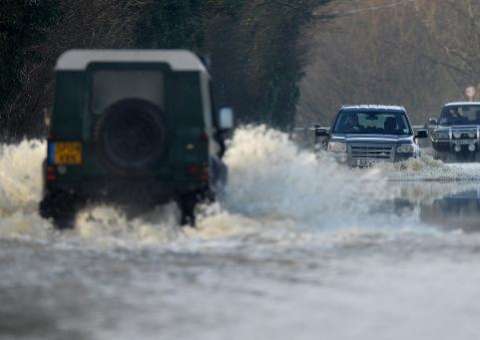 Homem em cadeira de rodas morre ao cair em rio na Inglaterra