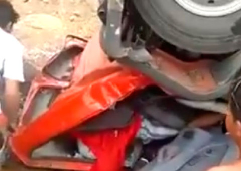 Motorista de caminhão morre esmagado após capotar 