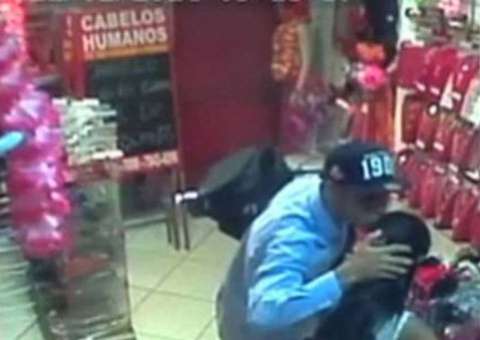 Bandido assalta loja de cabelos e consola vendedora