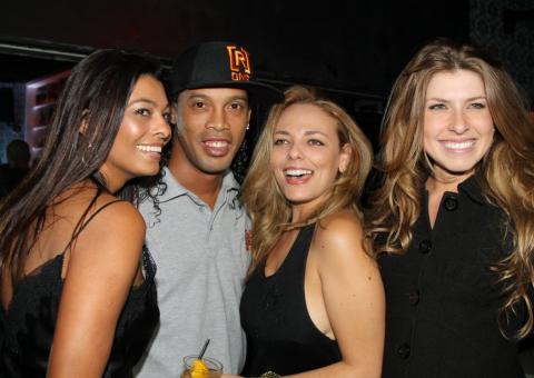   Ronaldinho Gaúcho é cercado por mulherada em festa