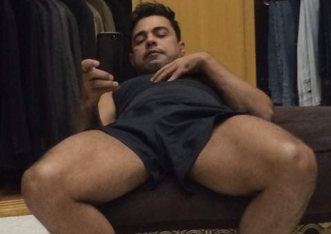  Zezé Di Camargo posa malhando e fãs criticam "Não sai do armário nem pra malhar"