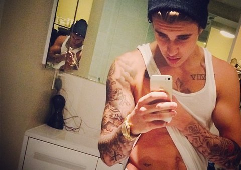 Justin Bieber levanta a camisa, exibe cueca e fãs fazem comentários chulos