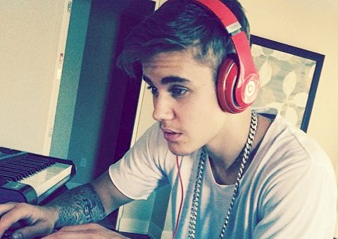 Justin Bieber 'caça' modelo gata nas redes sociais, veja fotos