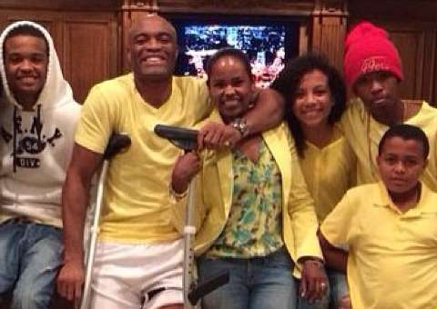Com muletas e engessado, Anderson Silva posa sorridente com a família