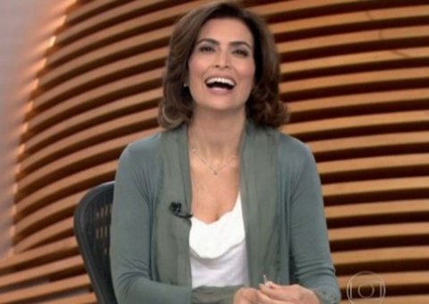 Jornalista dá risada após reportagem sobre rebelião e é criticada na web