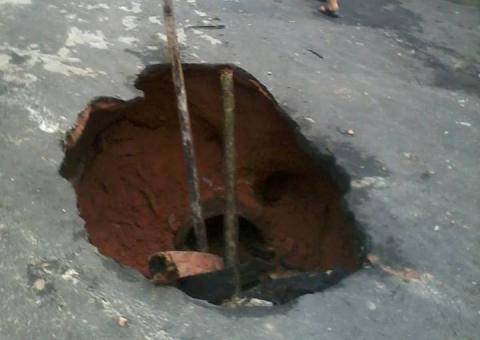 Educandos pede socorro: buraco que cabe até uma moto só cresce