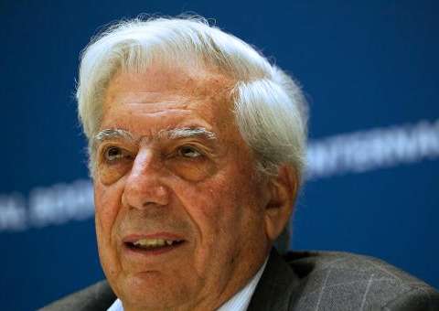 Vargas Llosa 'aplaude' Uruguai por legalização da maconha e casamento gay