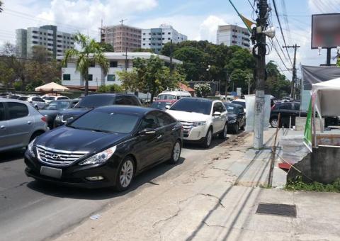 Leitora reclama: Portaria de escola particular causa congestionamento na Av. Paraíba