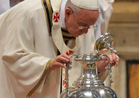 Francisco aumenta confiança na Igreja na América Latina, mas número de fiéis cai