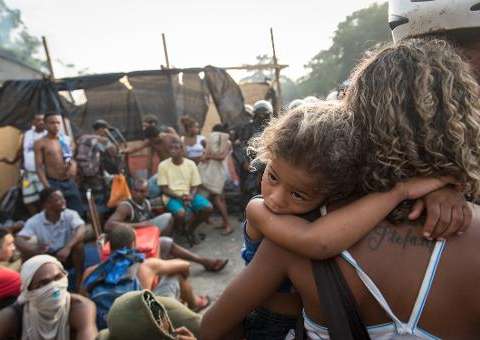 Correria e choro na desocupação de um prédio no Rio 
