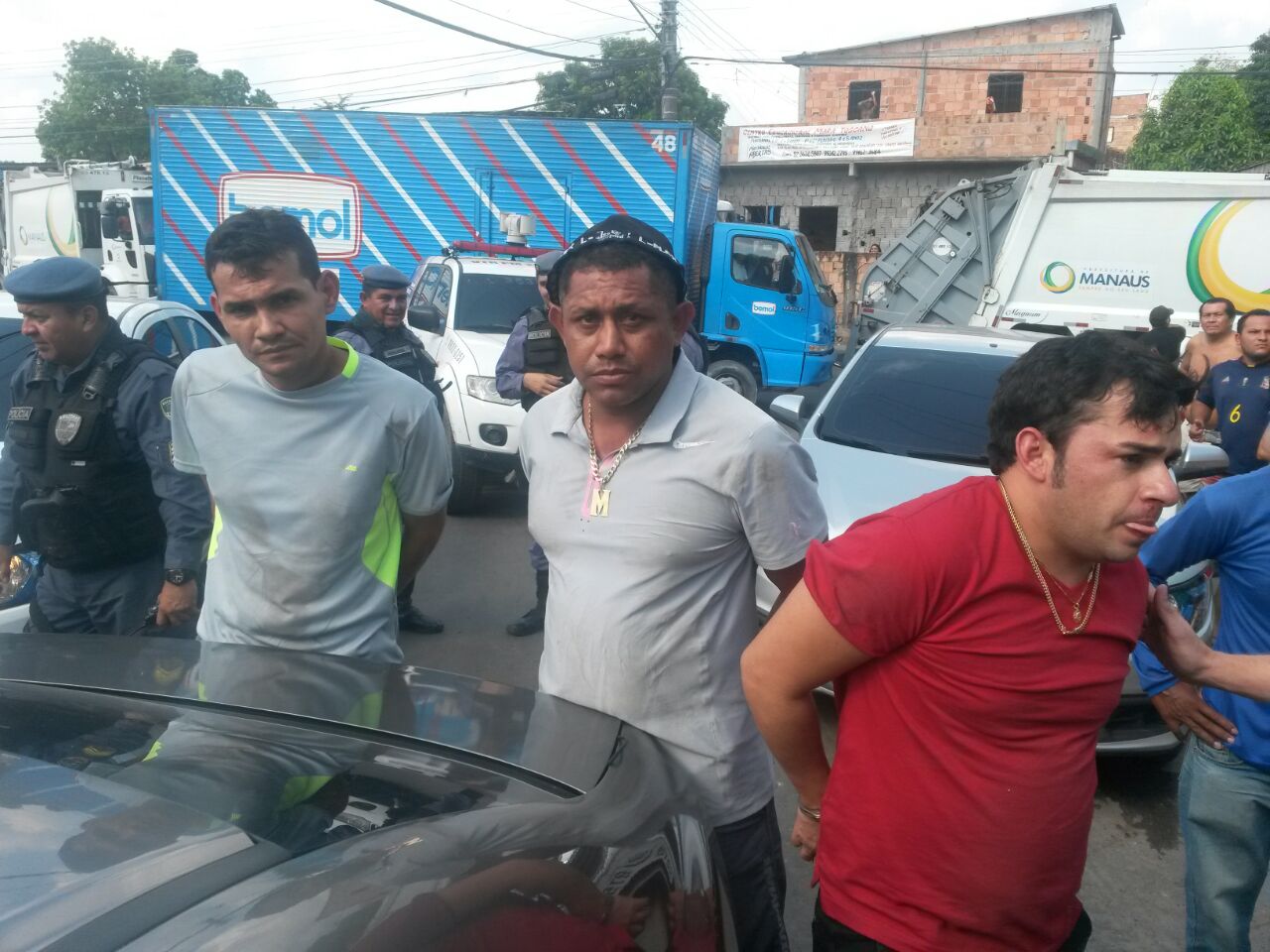 Trio de assaltantes é encurralado em Manaus