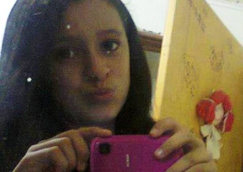 Menina de 14 anos é morta a 28 facadas por outra adolescente no próprio quarto