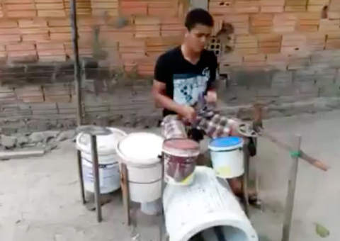 Com bateria improvisada, adolescente prova que é bom no que faz