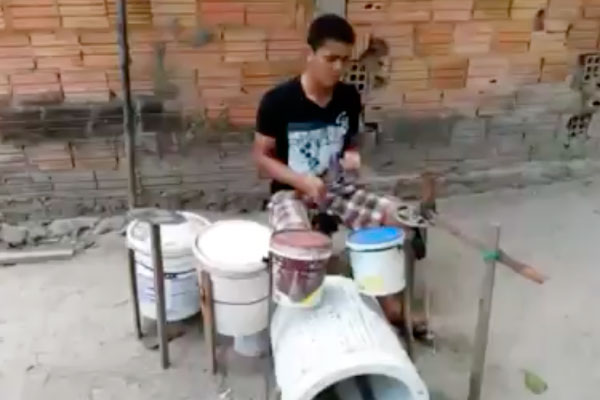 Com bateria improvisada, adolescente prova que é bom no que faz