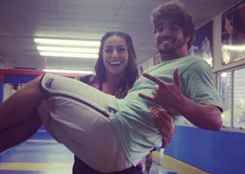  Sabrina Sato carrega no colo Caio Castro