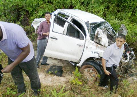  Carro capota, bate em paredão na BR 174 e deixa três feridos