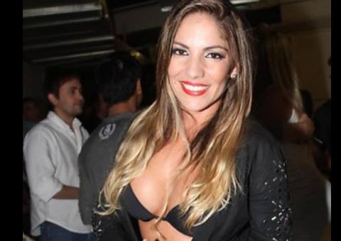 Ex-BBB Anamara esquece camisa e curte show só de sutiã e casaco