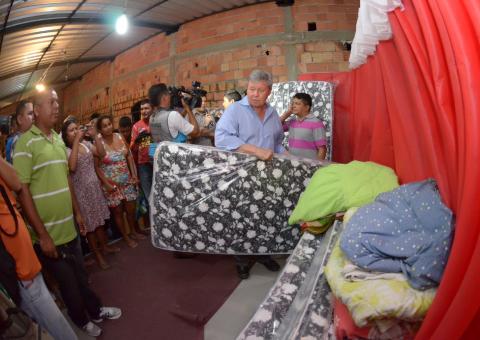  Artur anuncia aluguel social para vítimas das chuvas em Manaus