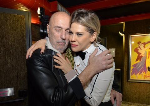  Bárbara Paz recebe carinho de marido em estreia de peça