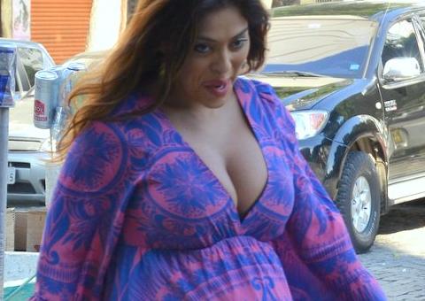 Juliana Paes exibe barrigão em dia de programa família