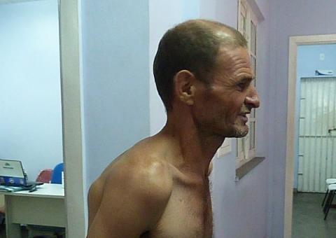 Homem irado joga carro em cima de publicitário