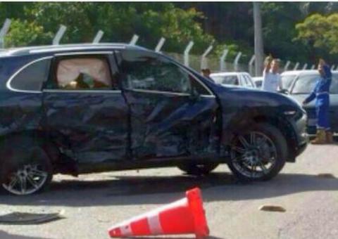 Três carros colidem na estrada do aeroporto