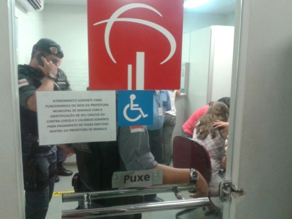 Polícia tenta identificar assaltantes à agência da prefeitura