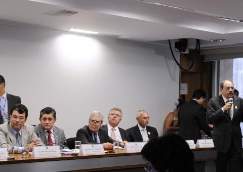 Alves promete criar comissão  da PEC que prorroga ZFM   