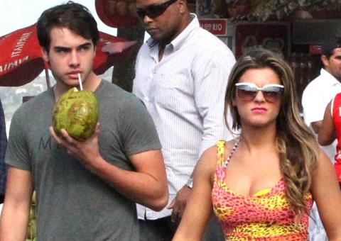 Babi Rossi e Olin Batista vão à praia juntos