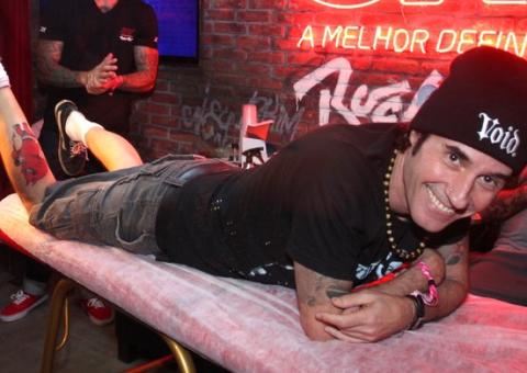  Dinho Ouro Preto se tatua com Ami James no Rock in Rio
