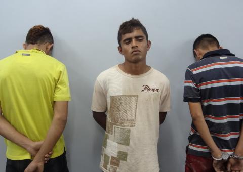 Trio é preso com drogas e arma pesada na rua do Amor