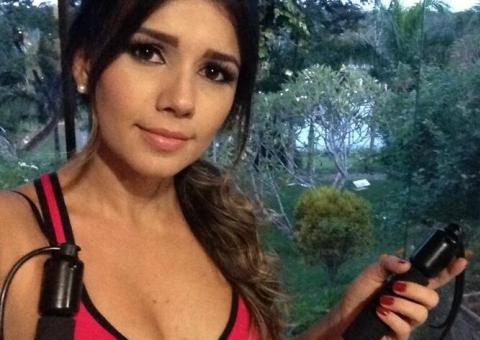 Paula Fernandes malha e exibe corpão em dia