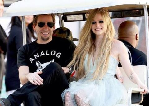 Namorando há 10 meses, Avril Lavigne fala sobre planos para casamento