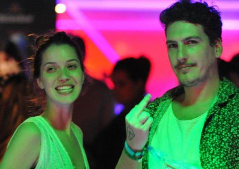  Namorado de Nathalia Dill faz gesto obsceno para fotógrafo
