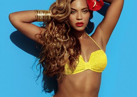 De biquíni, Beyoncé mostra corpão em forma